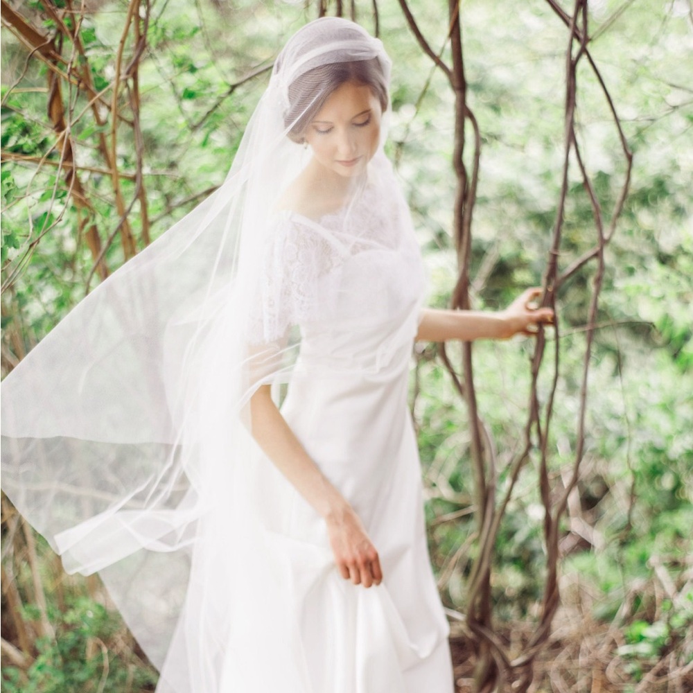 Elegant White Lace accent juliet Bridal Veil - Picture 3 of 6